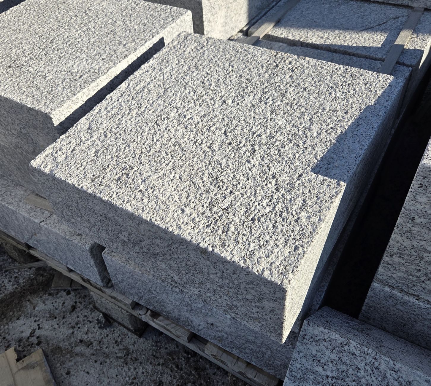 granittbenkeplate med unikt mønster